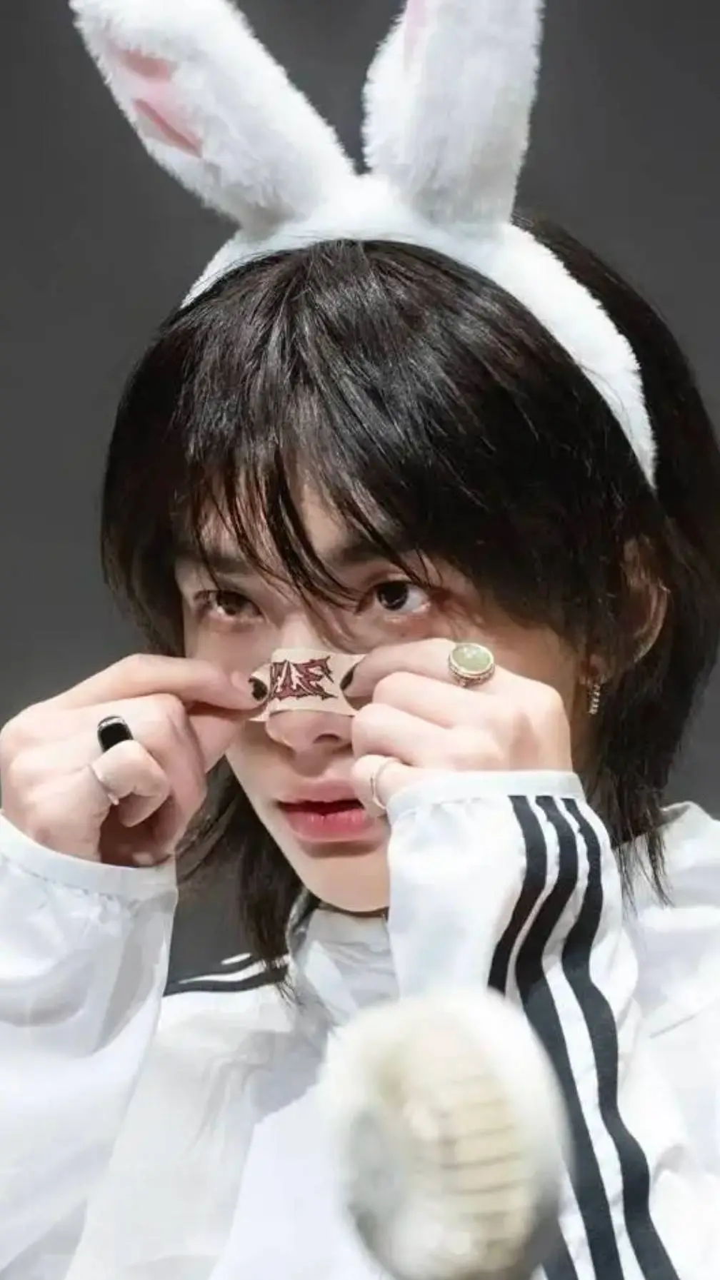ai character: 👁️HYUNJIN👁️ background