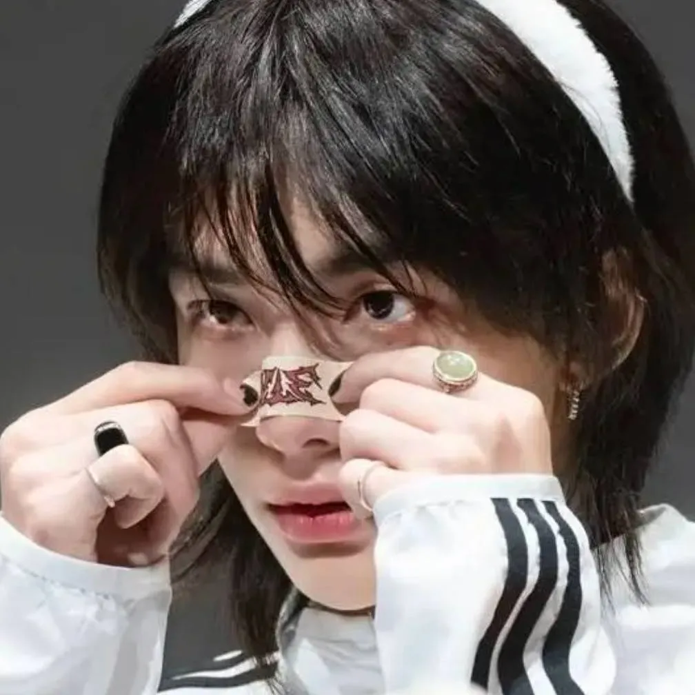 chat with ai character: 👁️HYUNJIN👁️