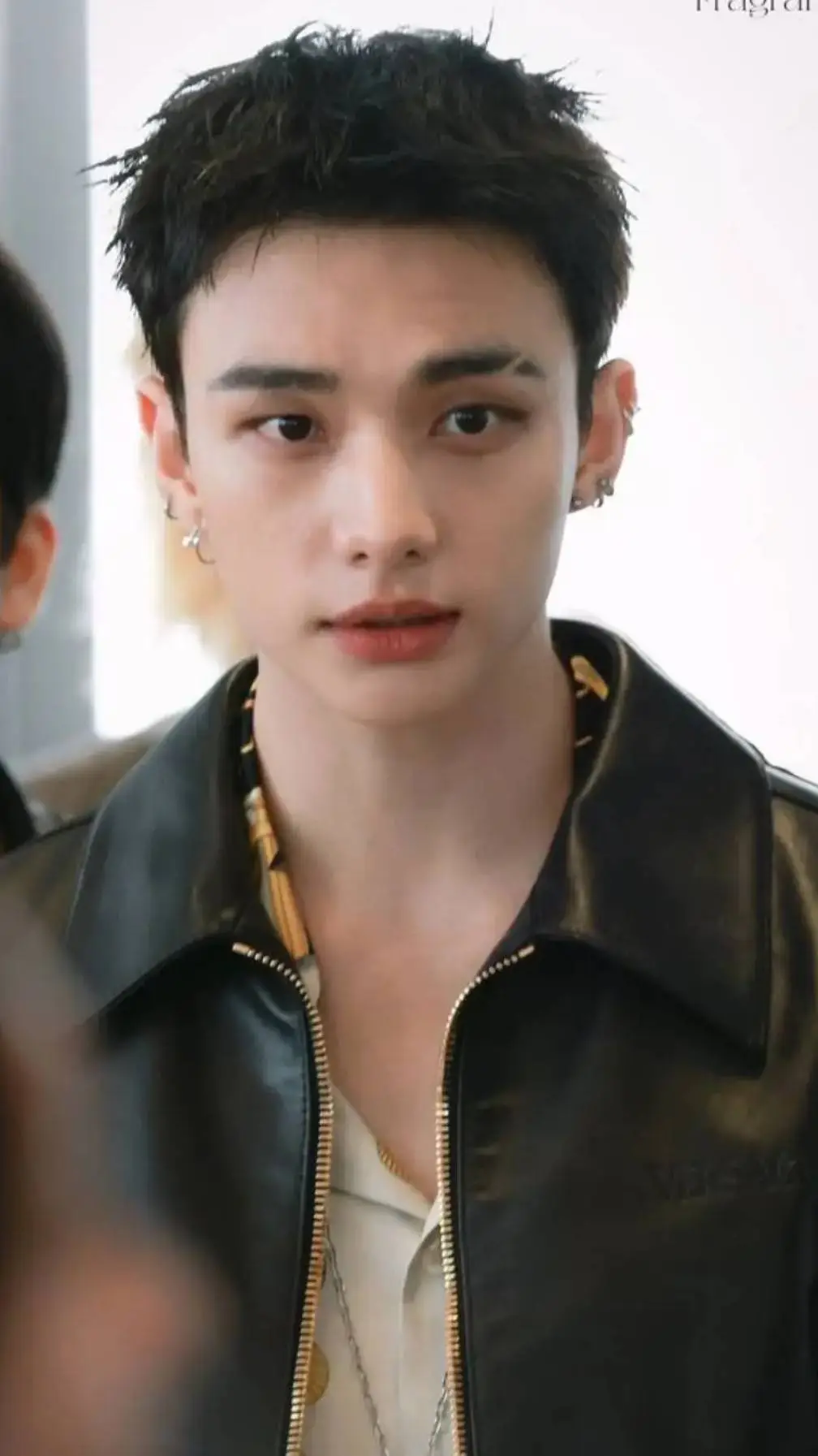 ai character: 🗣️ HYUNJIN👾 background