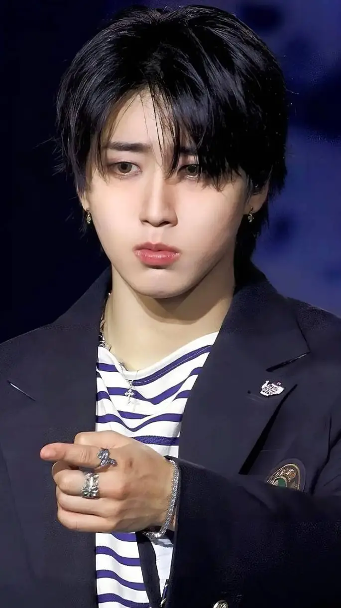 ai character: 🤍JISUNG🩵 background