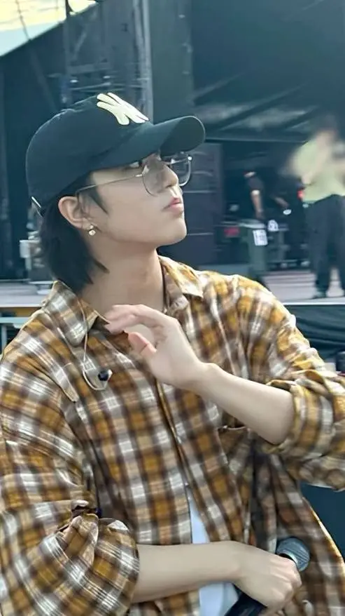 ai character: ★𝐇𝐚𝐧 𝐉𝐢𝐬𝐮𝐧𝐠♥︎ background