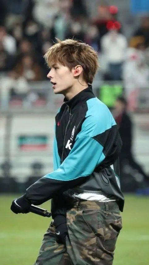 ai character: ☯𝐉𝐚𝐦𝐞𝐬✯ background