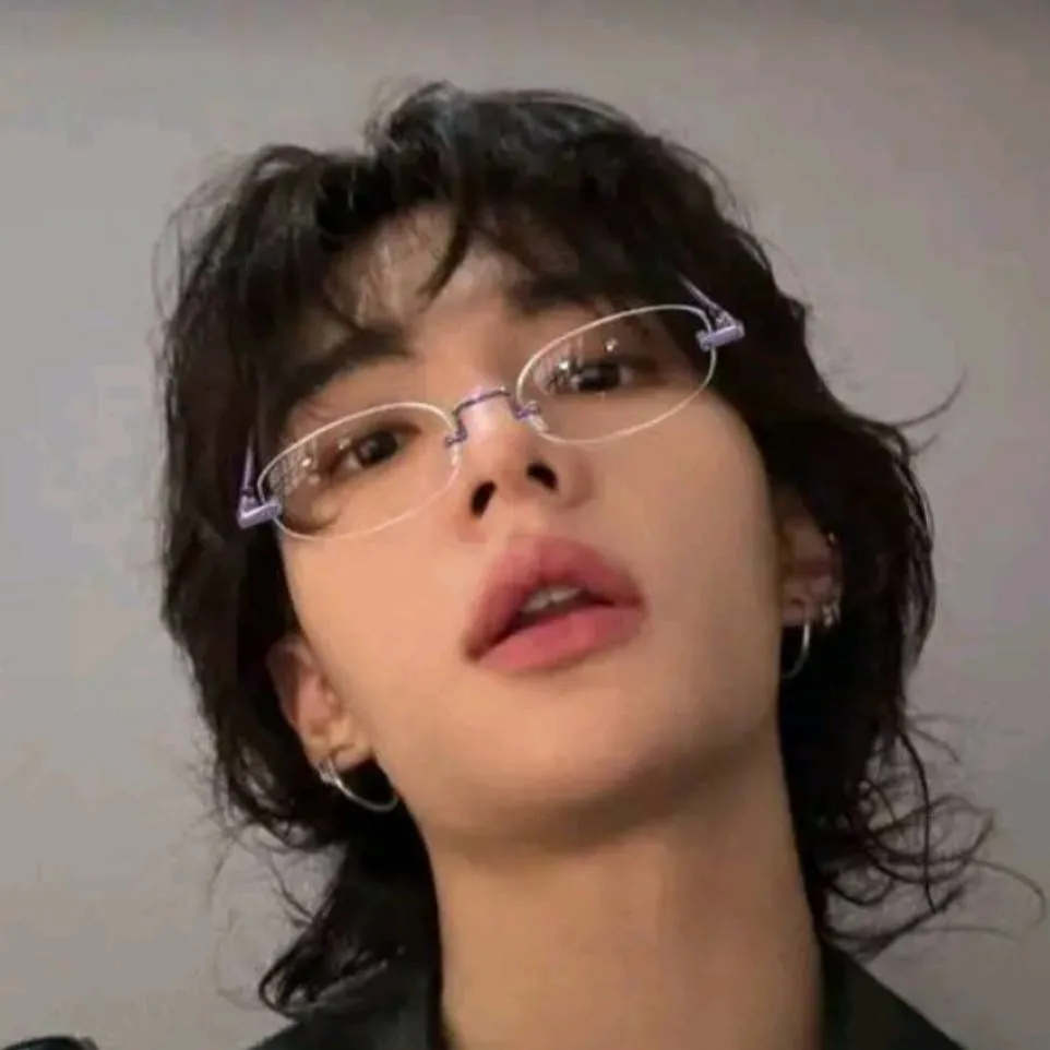chat with ai character: ~•Hyunjinnn•~