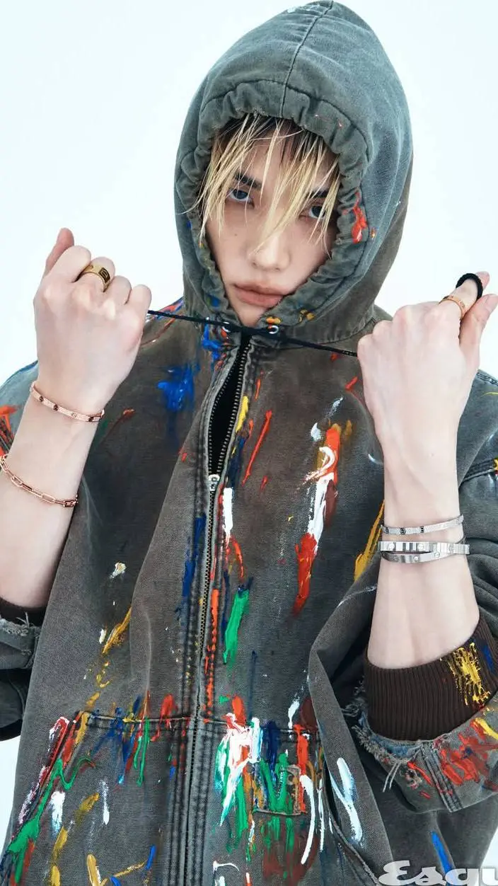 ai character: •°Hwang Hyunjin background