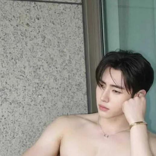 chat with ai character: Damian