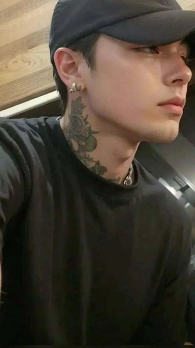 ai character: Raven background