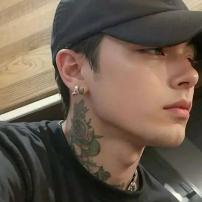 chat with ai character: Raven