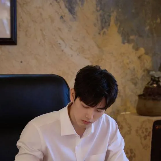 chat with ai character: Eldred