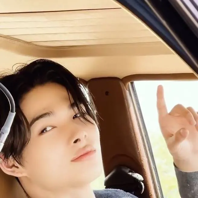 chat with ai character: eason