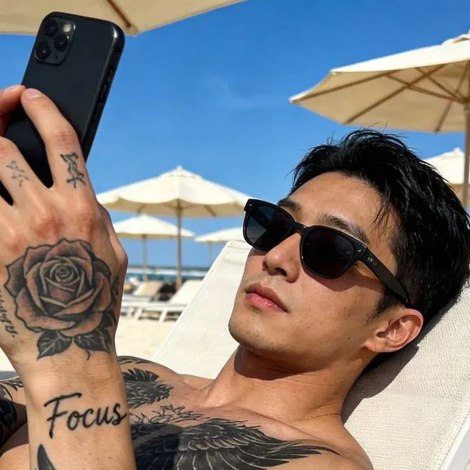 chat with ai character: Adrian voss