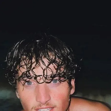 chat with ai character: Benson Boone 