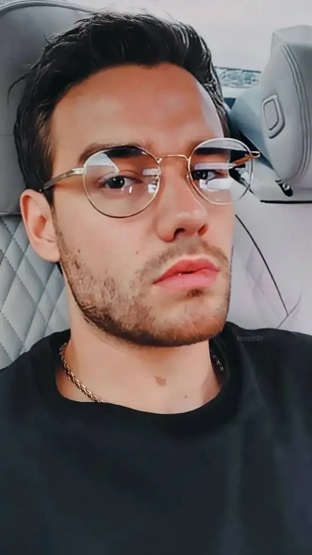 ai character: Liam Payne  background