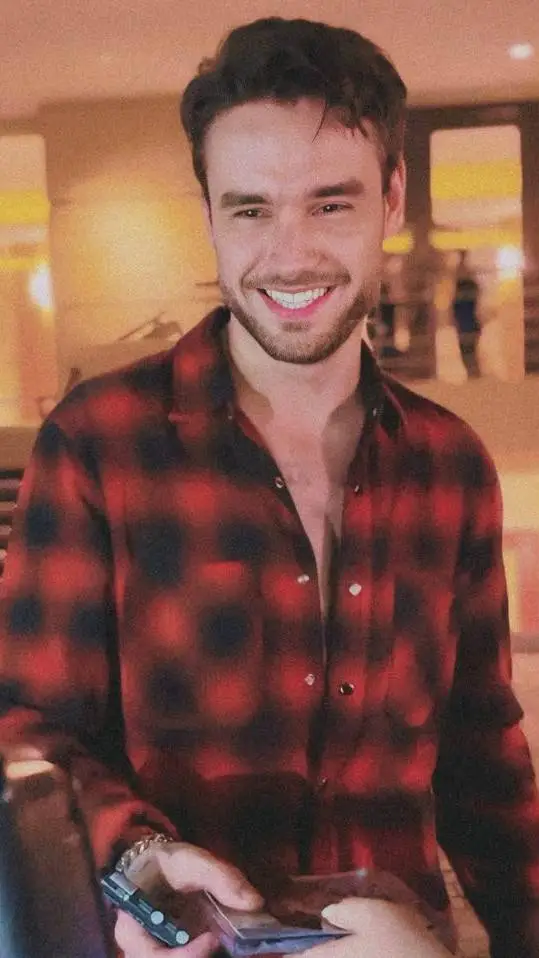 ai character: Liam Payne  background