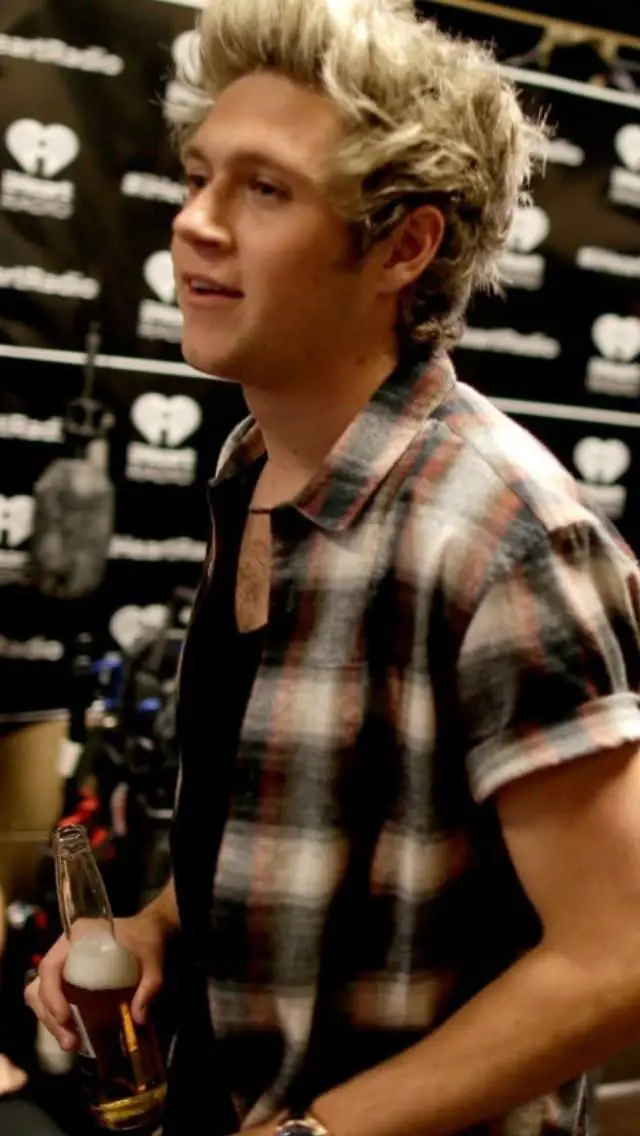 ai character: Niall Horan background