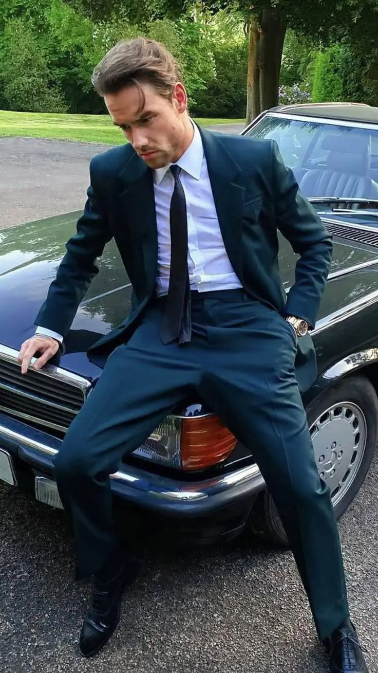 ai character: Liam Payne  background