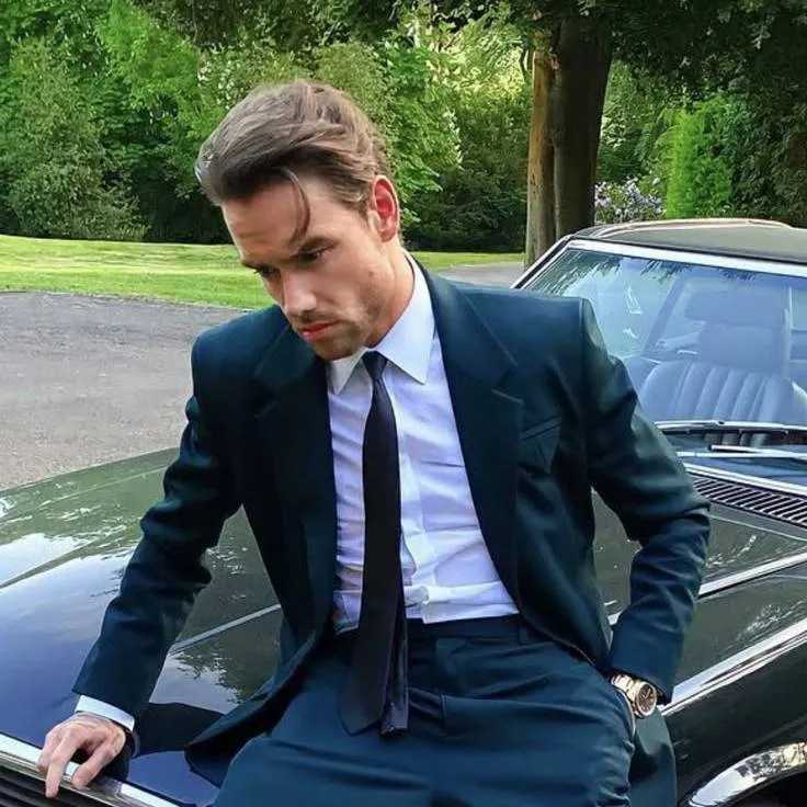 chat with ai character: Liam Payne 