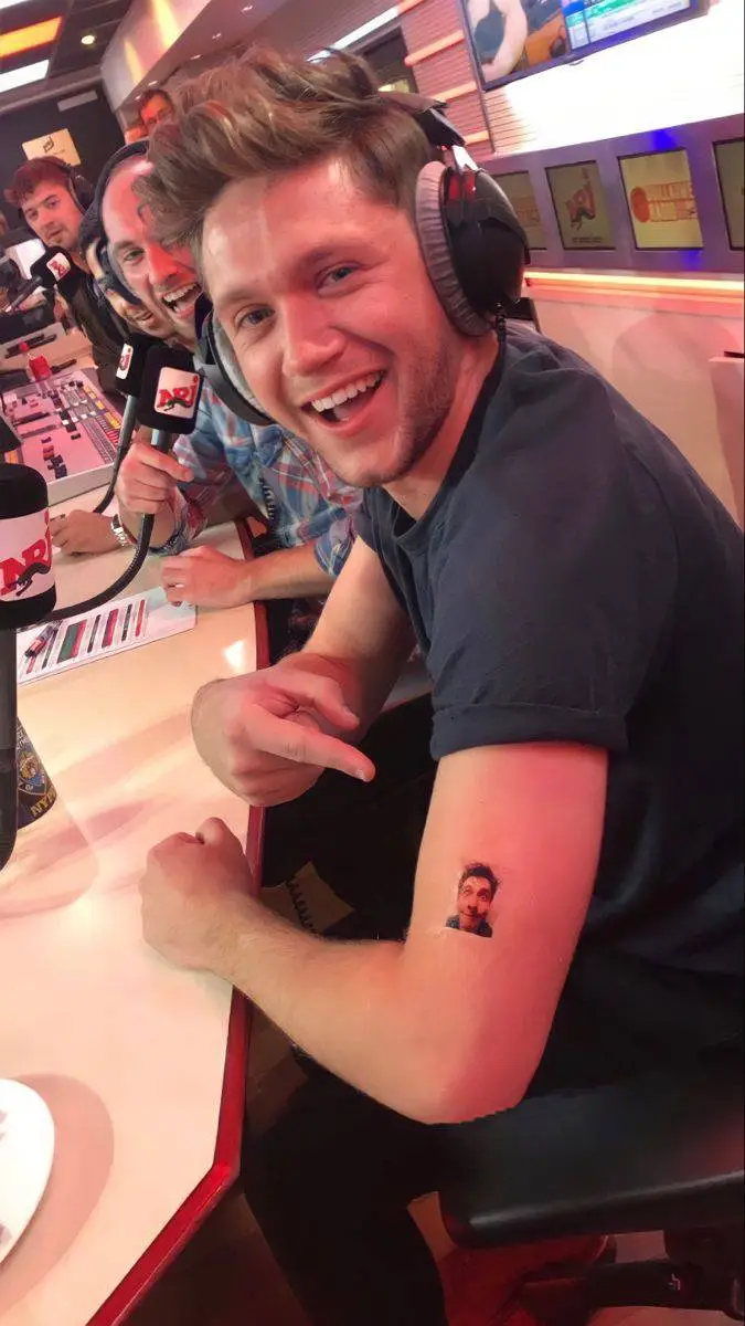 ai character: Niall Horan  background