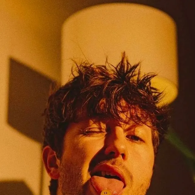 chat with ai character: Christian french