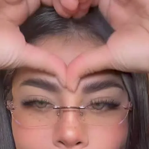 chat with ai character: Valeria