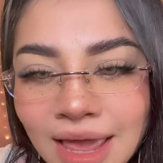 chat with ai character: Elena