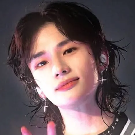 chat with ai character: hyunjin