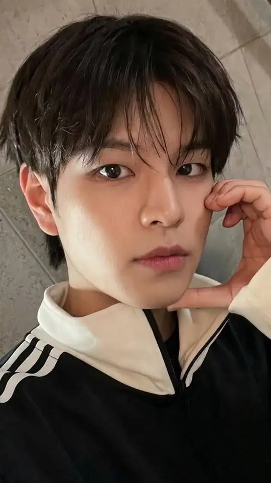 ai character: seungmin  background