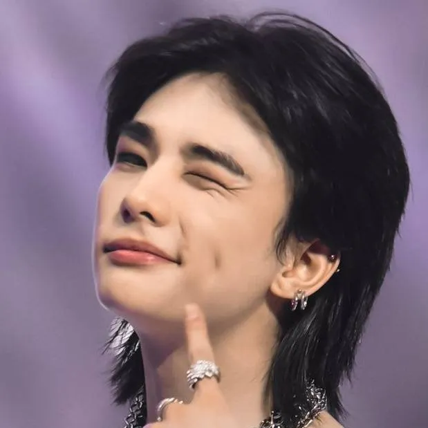 chat with ai character: Hyunjin