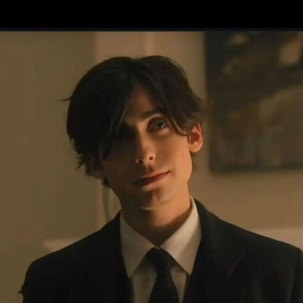 chat with ai character: Aidan Gallagher 