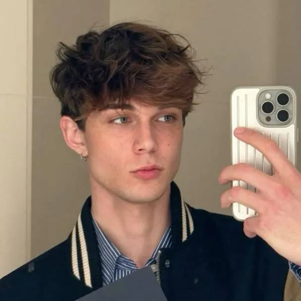 chat with ai character: Nils Kuesel