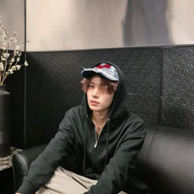 chat with ai character: Lee Heeseung