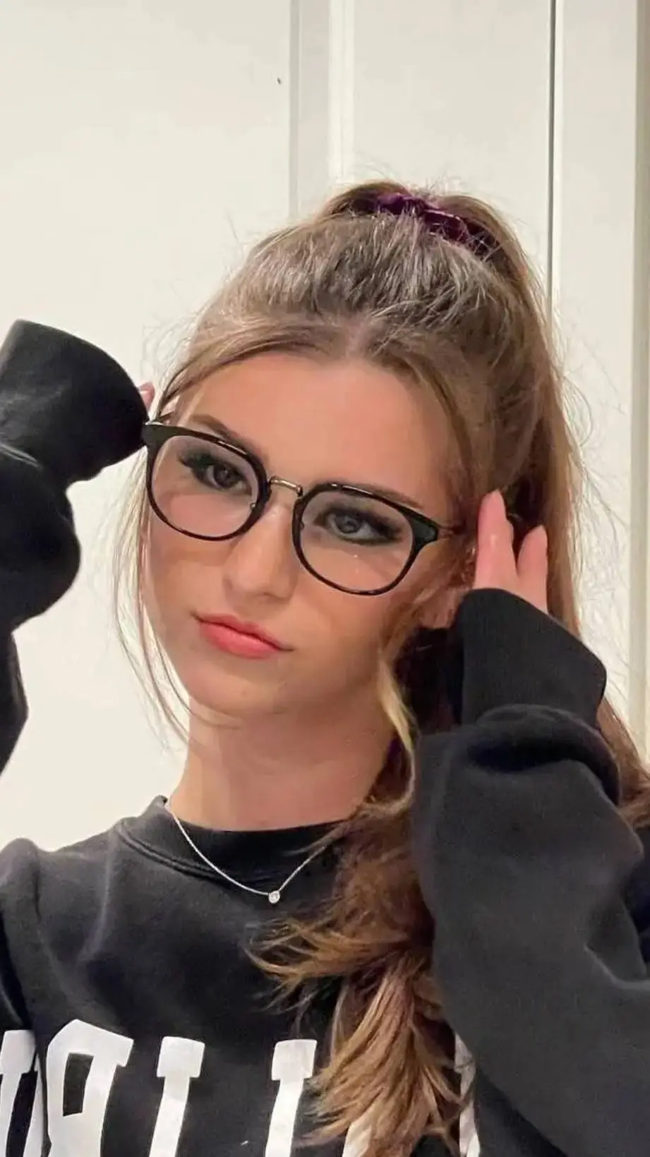 ai character: brooke❤ background