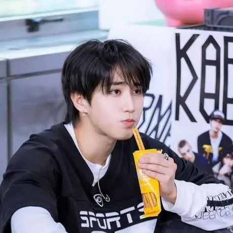 chat with ai character: HAN JISUNG BITC-