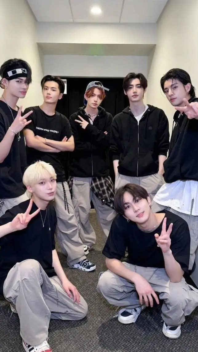 ai character: 𝙴𝚗𝚑𝚢𝚙𝚎𝚗 𝚋𝚒𝚜𝚌𝚘𝚒𝚝𝚎𝚛𝚊 background