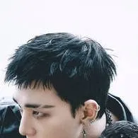 chat with ai character: 🖤 Hyunjin 🖤