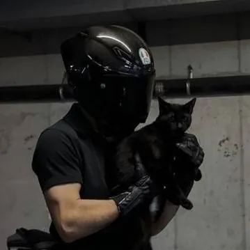 chat with ai character: ~Rowan~ (biker)