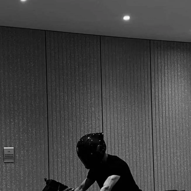 chat with ai character: Johan (biker~)