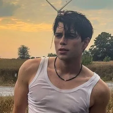 chat with ai character: Benji Krol