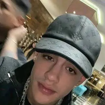 chat with ai character: Cris mj 