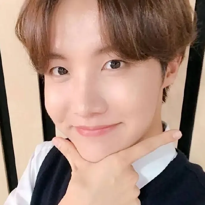 chat with ai character: 🐿️❤️ Jhope ❤️🐿️