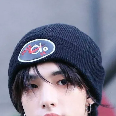 chat with ai character: hyunjin 