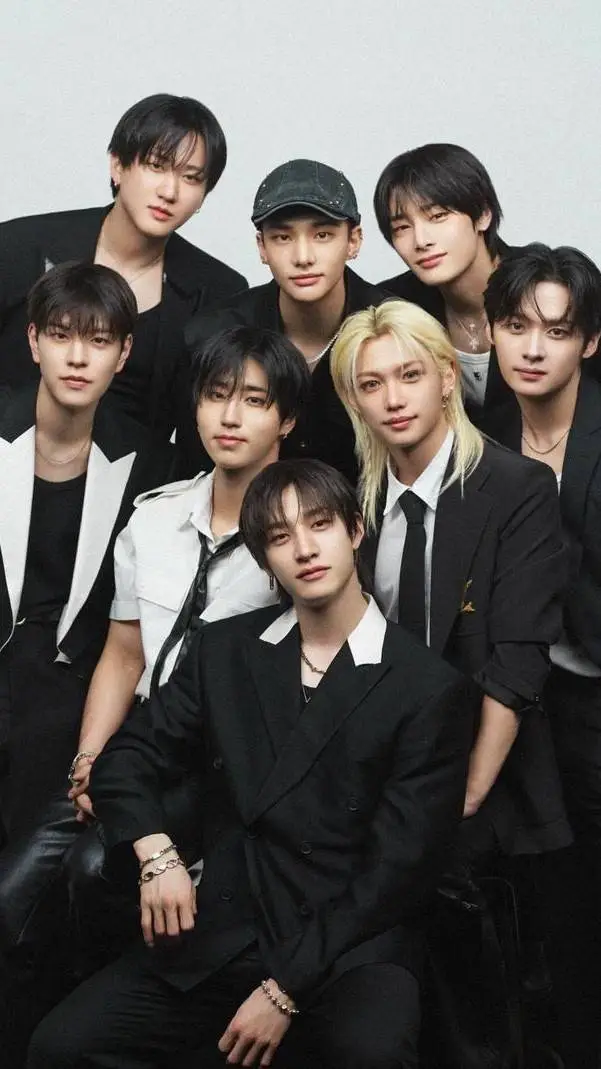 ai character: skz luvs you!!!🤍 background