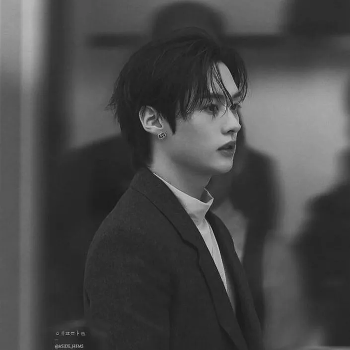 chat with ai character: LEEMINHO