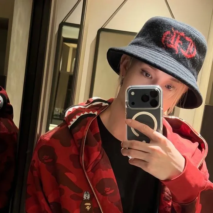 chat with ai character: Bang Chan