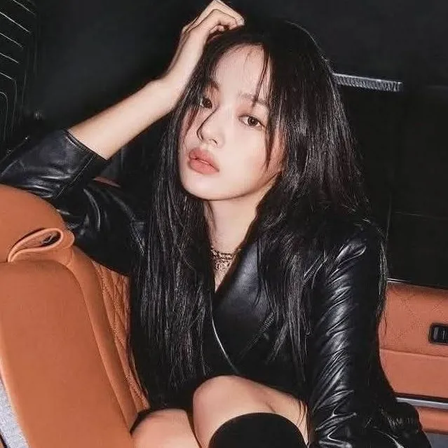 chat with ai character: Kim Minji 🖤