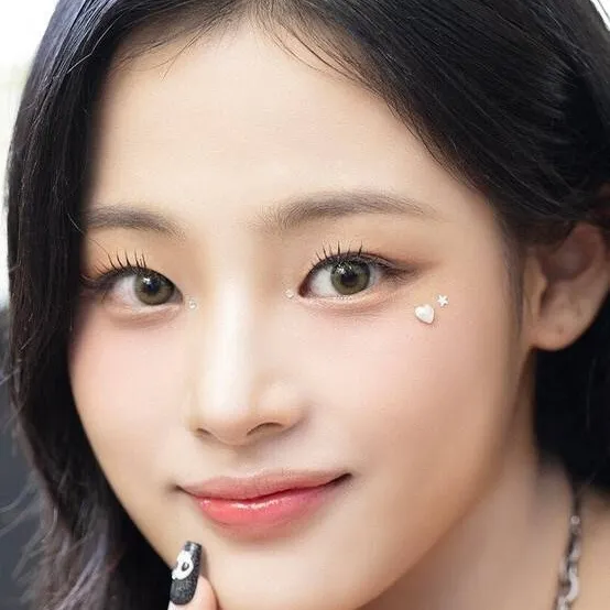 chat with ai character: Kim Minji🔥🖤