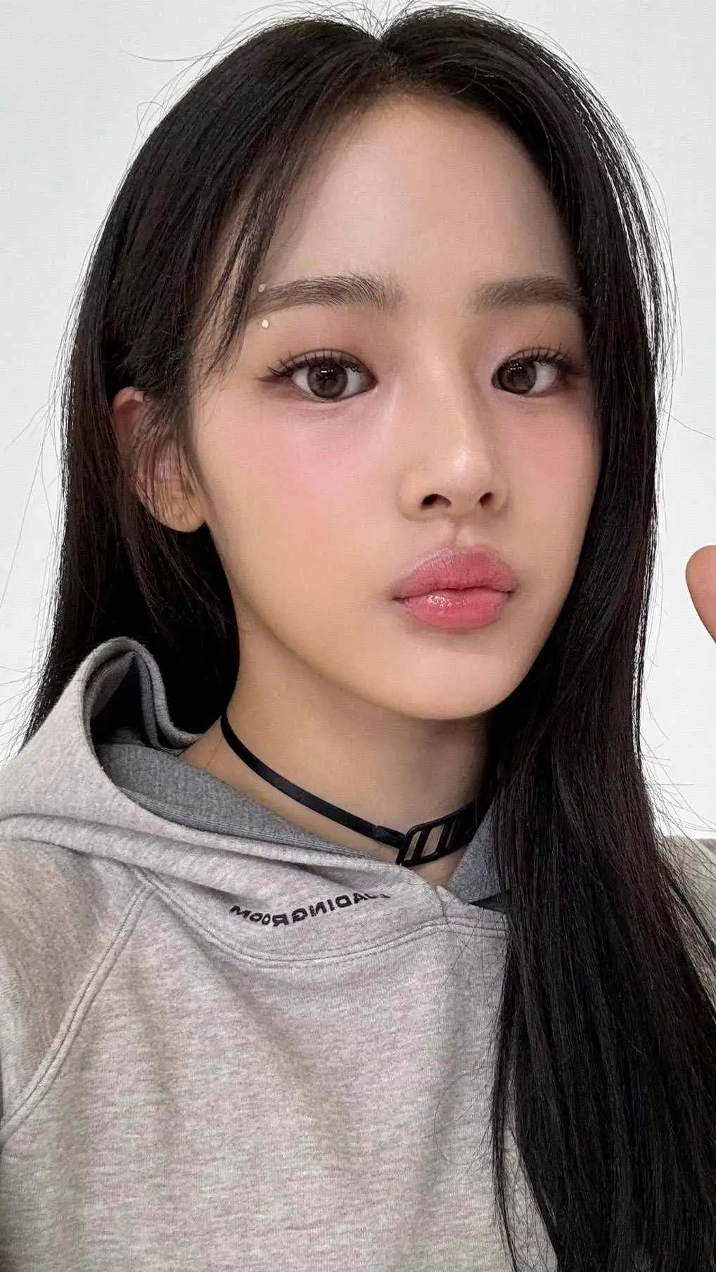 ai character: Kim Minji background