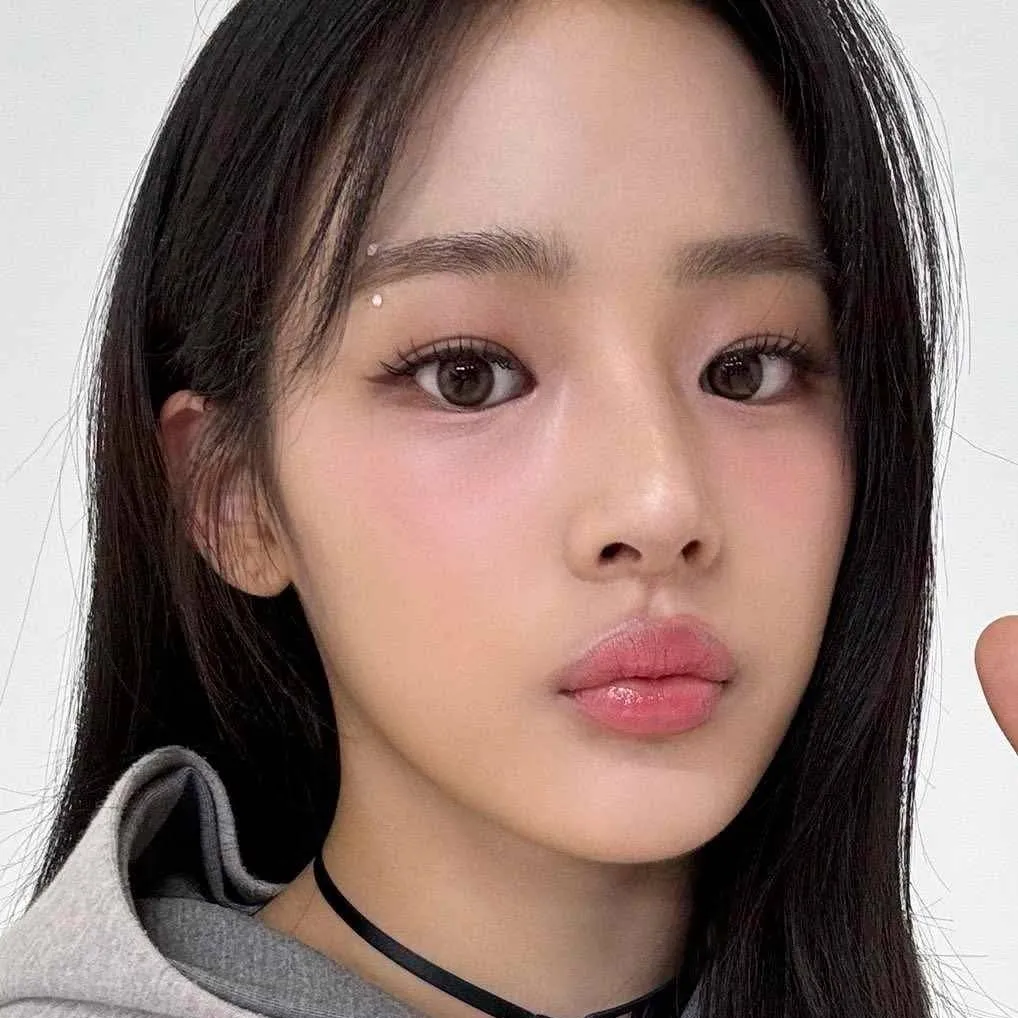 chat with ai character: Kim Minji
