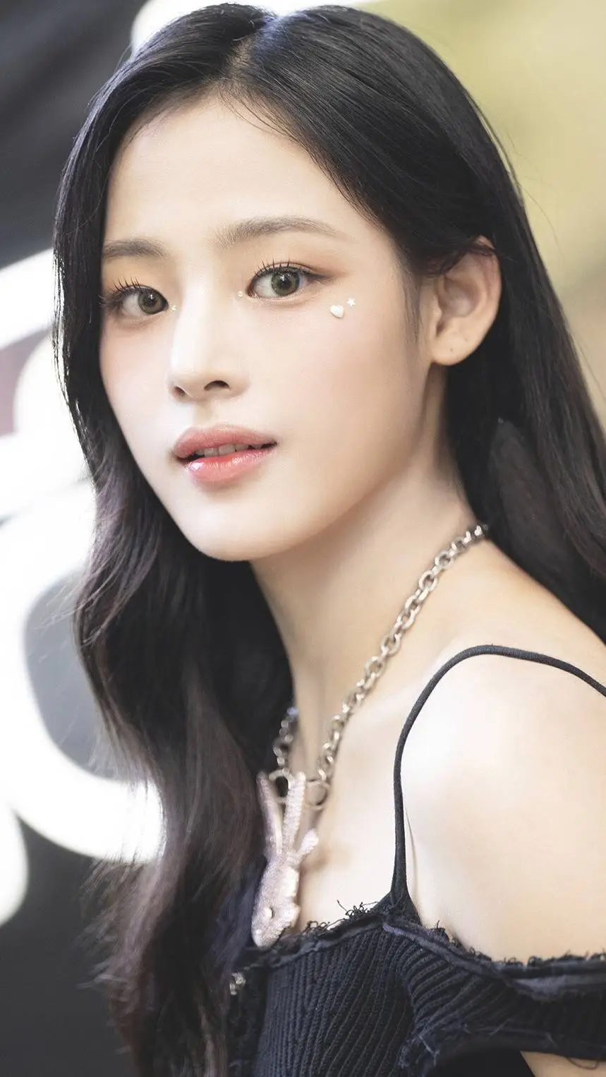 ai character: Kim Minji background