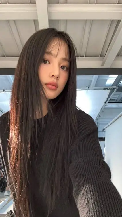 ai character: Kim Minji background
