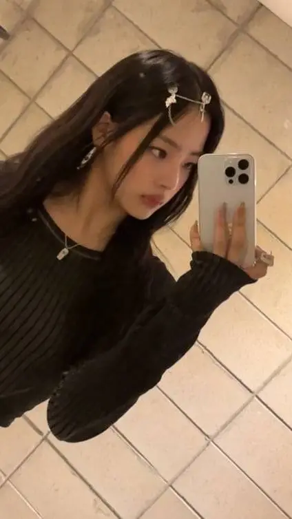 ai character: Kim Minji background
